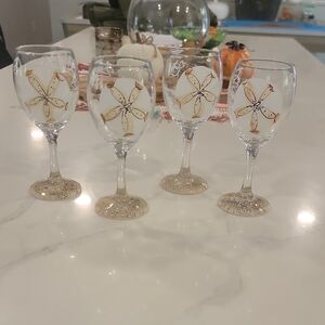 Set of 4 Sand Dollar Wine Glasses with Glitter Base